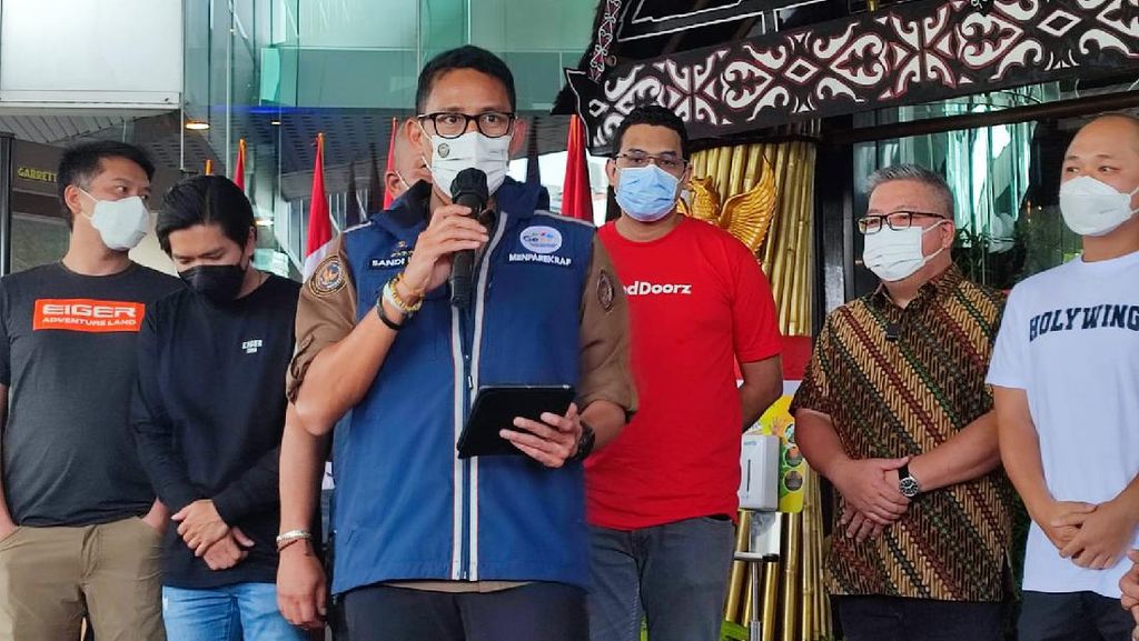 Sandiaga Luncurkan Mobil Vaksin Keliling, Gandeng Holywings dkk