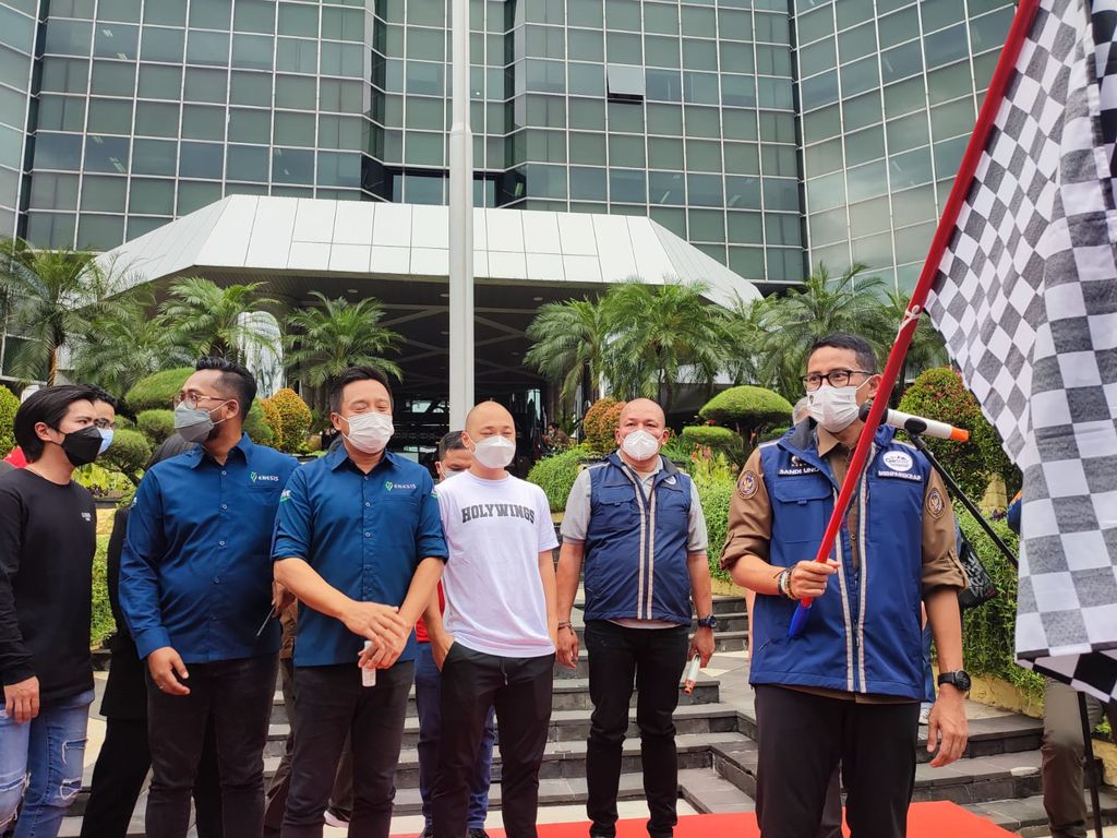 Sandiaga Lepas Mobil Vaksinasi Keliling