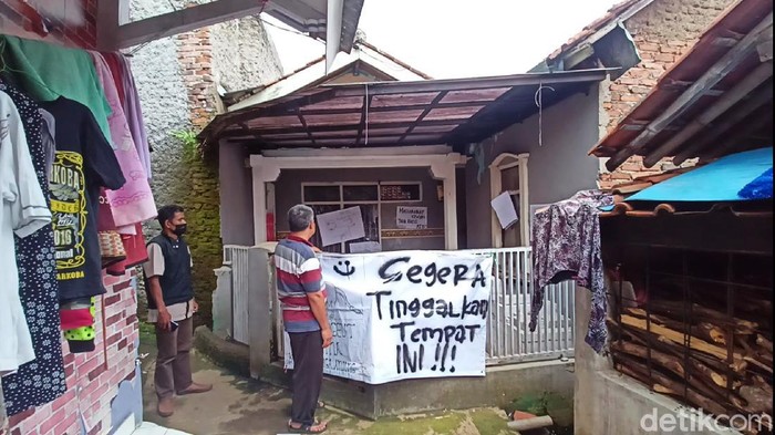 Satu keluarga di Kabupaten Bandung diusir warga.