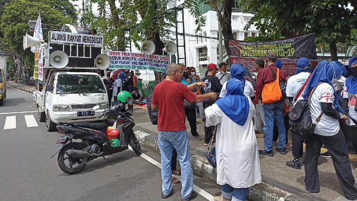 Sebelum ke Patung Kuda, Massa Aksi 10 November Kumpul di Masjid Cut Meutia