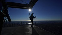 The Edge, di Hudson Yards, New York, baru saja membuka wahana baru pendakian gedung pencakar langit bagi para turis yang mencari wisata menantang.  