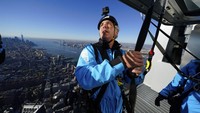 Seorang pengunjung bersiap mengikuti wisata pendakian gedung pencakar langit di New York, Amerika Serikat, Selasa (9/11/2021).  