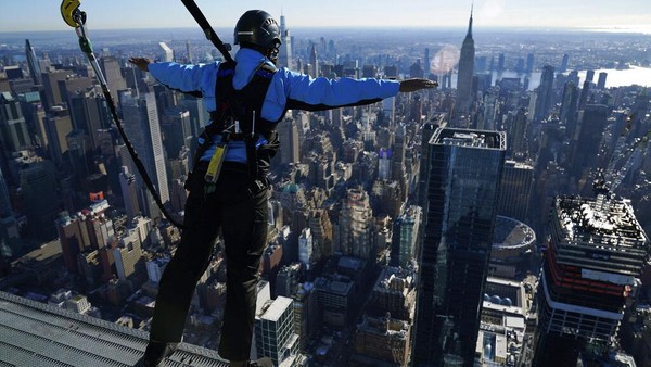 Petualangan mendaki ketinggian New York ini berdurasi 90 menit hingga 2 jam.  