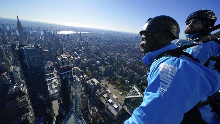 Serunya Taklukan Pencakar Langit New York, Berani Nggak? A view of Manhattan, looking north from Climb NYC in New York, Wednesday, Nov. 3, 2021. (AP Photo/Seth Wenig)
