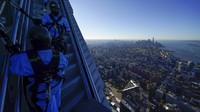 Wisatawan yang memiliki keberanian memiliki kesempatan untuk mendaki serangkaian platform terbuka dan tangga di punggung 30 Hudson Yards, gedung pencakar langit setinggi 387 meter.  