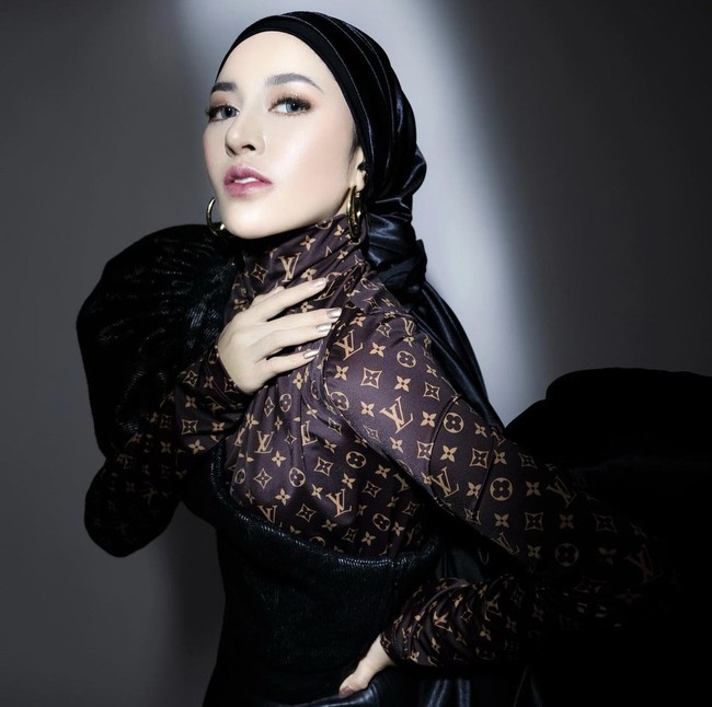 Pengusaha Shandy Purnamasari perdana mengunggah gayanya berhijab pada 9 Juli 2021, saat membuat video Reels OOTD berhijab di akun Instagramnya. Hingga kini, Shandy identik dengan hijab pashmina dan kerap membagikan kegiatan sehari-harinya sebagai pengusaha muda yang sukses. Foto: Dok. Instagram @shandypurnamasari.