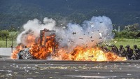 Semua personel begitu serius melakukan aksi simulasi meski di bawah terik matahari. ANTARA FOTO/AHMAD SUBAIDI