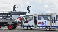 Tim Brimob Polda NTB melakukan penyergapan sebuah bus yang dibajak oleh teroris saat simulasi pengamanan dan kontijensi di eks Bandara Selaparang, Mataram, NTB. ANTARA FOTO/AHMAD SUBAIDI