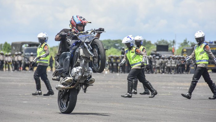 SIMULASI PENGAMANAN BALAP MOTOR INTERNASIONAL DI MANDALIKA Tim Brimob Polda NTB melakukan penyergapan sebuah bus yang dibajak oleh teroris saat simulasi pengamanan dan kontijensi di eks Bandara Selaparang, Mataram, NTB, Rabu (10/11/2021). Simulasi pengamanan yang melibatkan anggota TNI dan Polri tersebut diselenggarakan dalam rangka persiapan pengamanan ajang