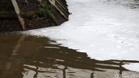 Buih putih tersebut muncul setelah aliran air turun dari sungai yang di Bandung.