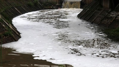 Parah! Sungai Cinambo Bandung Berbuih