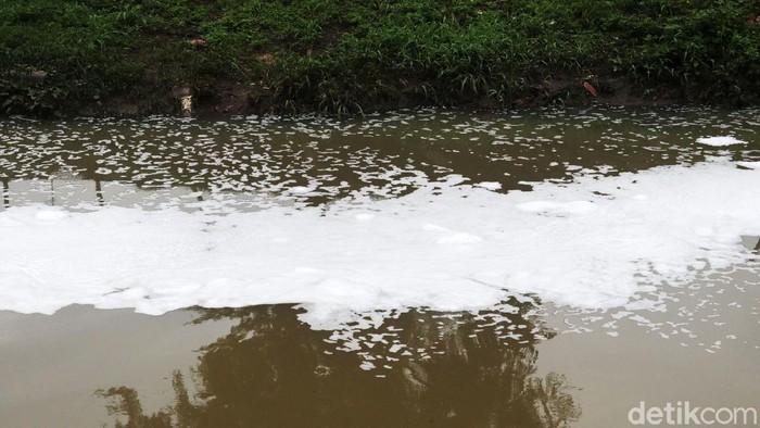 Aliran Sungai Cinambo yang berada di wilayah Kota Bandung, Jawa Barat, mengeluarkan buih, Rabu (10/11/2021).