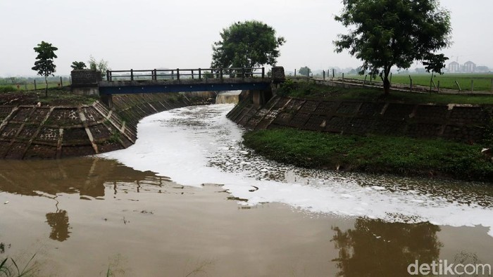 Sungai Cinambo Bandung Berbuih Aliran Sungai Cinambo yang berada di wilayah Kota Bandung, Jawa Barat, mengeluarkan buih, Rabu (10/11/2021).