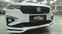 Di bagian depan, grille Suzuki Ertiga SS FF ini menggunakan warna bingkai piano black atau hitam chrome. Lalu model diffuser serta under spoiler-nya kini dibuat lebih sport dengan sentuhan warna hitam dan merah. (Muhammad Hafizh Gemilang/detikoto)