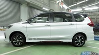 Dari samping, yang jelas tampak beda adalah dari penggunaan warnanya. Ertiga SS FF ini menjadi Ertiga pertama yang menggunakan model warna two-tone. Selain itu, Suzuki Ertiga SS FF ini menggunakan spion berwarna hitam, senada dengan atapnya, dan diberi decal warna hitam-merah. Decal hitam-merah ini juga hadir di bagian side skirt. (Muhammad Hafizh Gemilang/detikoto)