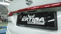 Suzuki Ertiga terbaru ini hadir sebagai tipe tertinggi dari Ertiga. Suzuki All New Ertiga Suzuki Sport FF hadir dalam pilihan transmisi manual dan otomatis. Harga Suzuki All New Ertiga Suzuki Sport FF MT Rp 258.350.000. Sedangkan untuk Ertiga Suzuki Sport FF AT dibanderol Rp 268.150.000. (Muhammad Hafizh Gemilang/detikoto)