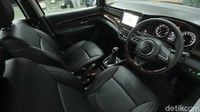 Masuk ke dalam kabinnya pun, tak banyak ubahan yang terasa. Auranya masih khas Ertiga Suzuki Sport yang didominasi warna hitam. Namun kini, Suzuki memberikan sentuhan detail berupa jahitan merah di joknya. (Muhammad Hafizh Gemilang/detikoto)