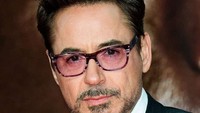Siapa tak kenal sosok Iron Man ini? Robert Downey Jr. pernah melalui masa suram kecanduan alkohol di masa lampau. Kini dirinya mengklaim sudah lebih dari 10 tahun bebas dari jeratan minuman alkohol.