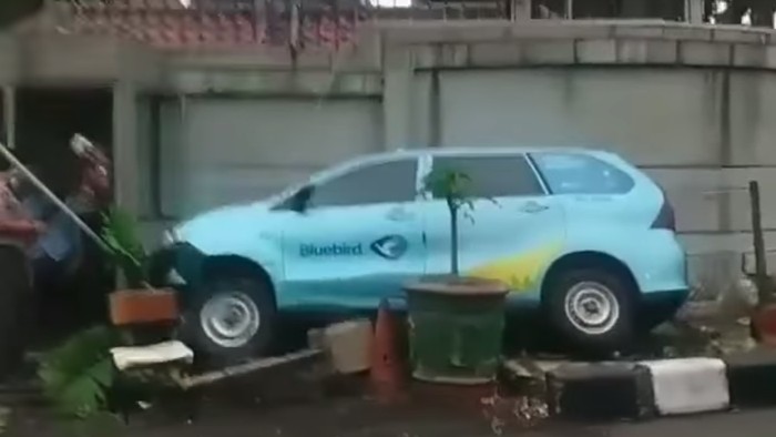 Taksi naik trotoar dan tabrak tiang rambu di Kuningan, Jaksel
