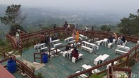 Taman Fathan Alesano Cijeruk merupakan tempat nongkrong terbaru yang berlokasi di Bukit Alesano, Cijeruk, Bogor. Di tempat ini traveler bisa menikmati view lereng Gunung Salak yang masih asri dan udaranya yang segar.