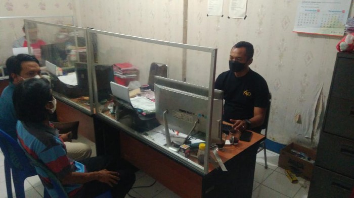 Tersangka SS (48) saat dimintai keterangan polisi terkait kasus pencabulan anak