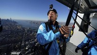 Dari sini saja, mereka sudah berada di ketinggian 362 meter dari tanah. Mereka kemudian mendaki 161 anak tangga lagi pada tanjakan 45 derajat untuk mencapai Apex, titik setinggi 387 meter.