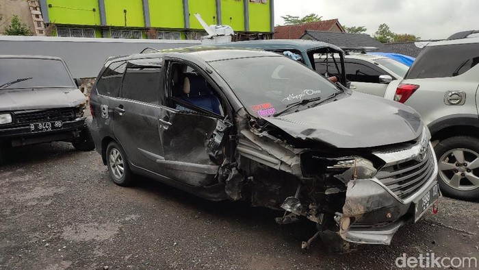 Tiga mobil rusak parah akibat kecelakaan beruntun di Ciamis