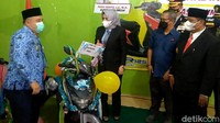 Demi menarik minat warga, penyelenggaran vaksinCOVID-19 diKecamatan Kajen, Kabupaten Pekalongan, Jawa Tengah, sampai menyediakan door prize menarik.