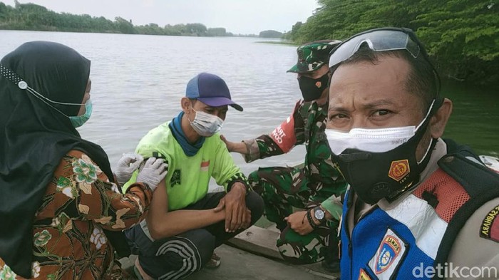 Sidoarjo terus menggencarkan vaksinasi COVID-19 ke pelosok desa. Ini terus dilakukan agar segera terbentuk herd immunity di pedesaan.