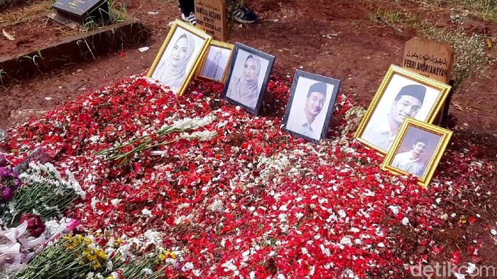 Makam Vanessa Angel dan Bibi