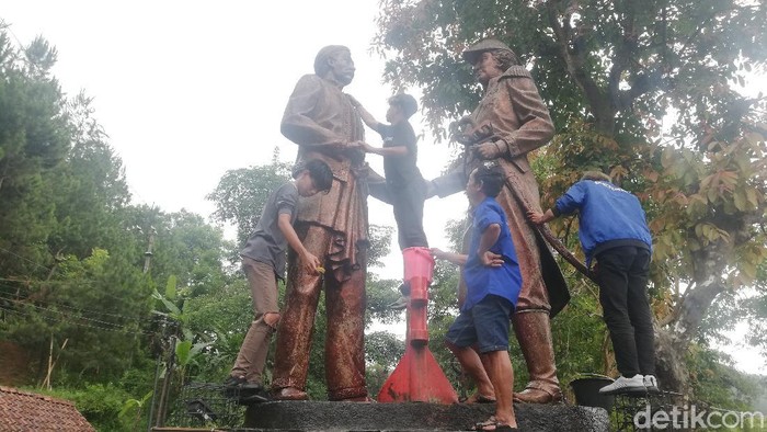 Viking Persib Club Sumedang bersihkan patung Pangeran Kornel dan Gubernur Jenderal Herman Willem Daendels.