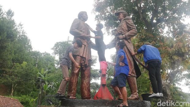Viking Persib Club Sumedang bersihkan patung Pangeran Kornel dan Gubernur Jenderal Herman Willem Daendels.