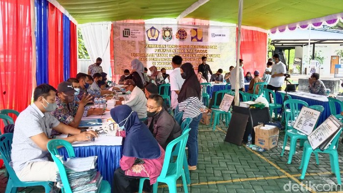 Warga Terdampak Proyek Bendungan Bener Purworejo Terima UGR Ratusan warga terdampak pembangunan Bendungan Bener, Kabupaten Purworejo, Jawa Tengah menerima Uang Ganti Rugi (UGR).