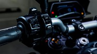 Pemilihan menu dilakukan dengan sakelar di stang sebelah kanan sementara pemilihan opsi ada sakelar Mode/Select di setang sebelah kiri. Foto: Dok. Yamaha