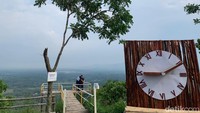 Tempat wisata ini memiliki banyak fasilitas diantaranya ada villa, saung, kampung adat, wahana ATV, spot foto yang indah, menyediakan sepeda ontel, tempat mainan anak anak dan lain-lain. Foto: Luthfi Hafidz/detikcom