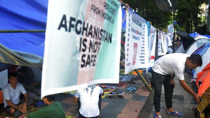 Sejumlah pencari suaka dirikan tenda di depan kantor UNHCR perwakilan Sulsel di Makassar. Diketahui hampir dua minggu aksi itu dilakukan oleh para pencari suaka