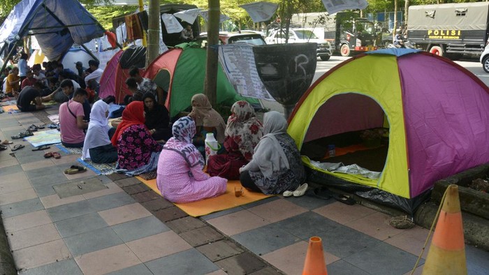Sejumlah pencari suaka dirikan tenda di depan kantor UNHCR perwakilan Sulsel di Makassar. Diketahui hampir dua minggu aksi itu dilakukan oleh para pencari suaka