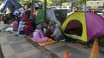 Aksi Pencari Suaka Dirikan Tenda di Depan Kantor UNHCR Makassar