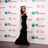 Aktivitas mempromosikan film Eternals dilanjutkan Angelina Jolie dengan terbang ke Italia. Jolie hadir di photocall Eternals di Festival Film Roma 2021 pada 24 Oktober 2021. Mantan istri Brad Pitt itu membalut tubuhnya dengan gaun hitam Ralph Lauren. Foto: Getty Images