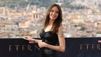 Angelina Jolie Jajal Bisnis Fashion, Akan Rilis Baju Couture Ramah Lingkungan