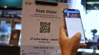 Selain itu, pengunjung yang hendak berolahraga di pusat kebugaran juga diwajibkan untuk melakukan scan aplikasi PeduliLindungi.