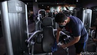 Kembali dibukanya pusat kebugaran pun disambut antusias oleh warga. Tak sedikit pengunjung yang datang ke tempat gym untuk berolahraga di sana saat Jakarta menerapkan PPKM level 1.