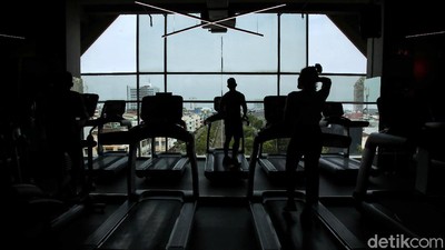 Antusias Warga Olahraga di Pusat Kebugaran Saat Jakarta PPKM Level 1