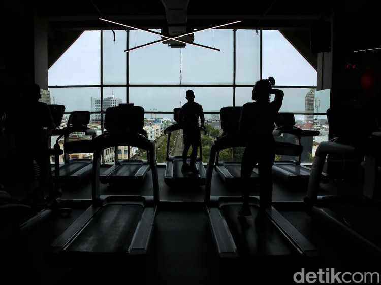 Antusias Warga Olahraga di Pusat Kebugaran Saat Jakarta PPKM Level 1