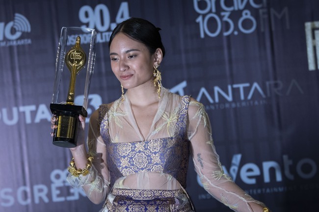 Aktris Arawinda Kirana berpose usai meraih penghargaan Aktris Terbaik dalam Festival Film Indonesia 2021 di Jakarta Convention Center, Jakarta, Rabu (10/11/2021). Arawinda menang berkat perannya di film Yuni. Ia muncul dalam balutan busana beraksen songket dari label ANW dan Hian Tjen. (Foto: ADITYA PRADANA PUTRA/ADITYA PRADANA PUTRA)