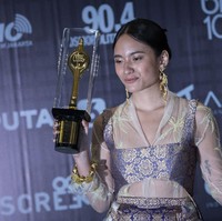 Aktris Arawinda Kirana berpose usai meraih penghargaan Aktris Terbaik dalam Festival Film Indonesia 2021 di Jakarta Convention Center, Jakarta, Rabu (10/11/2021). Arawinda menang berkat perannya di film Yuni. Ia muncul dalam balutan busana beraksen songket dari label ANW dan Hian Tjen. (Foto: ADITYA PRADANA PUTRA/ADITYA PRADANA PUTRA)
