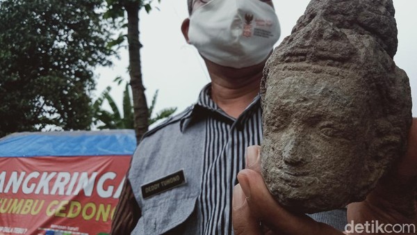 Selain temuan batu candi, warga juga menemukan kepala arca. Arca itu ditemukan di pojok tenggara Umbul Gedong Jetis. Saat ditemukan, arca itu hanya kepala saja, sementara badannya tidak ada (Achmad Syauqi/detikTravel) Selain temuan batu candi, warga juga menemukan kepala arca. Arca itu ditemukan di pojok tenggara Umbul Gedong Jetis. Saat ditemukan, arca itu hanya kepala saja, sementara badannya tidak ada (Achmad Syauqi/detikTravel)