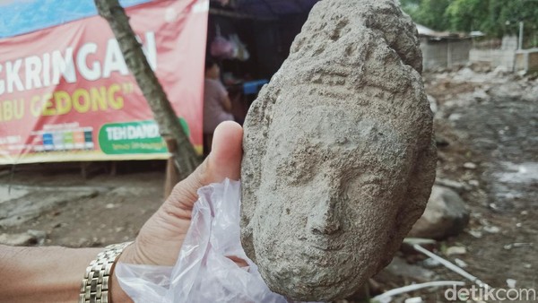 Saat ditemukan kepala arca dalam kondisi berlumut. Setelah dibersihkan, ternyata ada kuluk (mahkota) dan wajahnya. Kepala arca itu hanya seukuran genggaman tangan orang dewasa. Bentuk ukiran ornamen sangat detail dan mengenakan mahkota lancip (Achmad Syauqi/detikTravel)