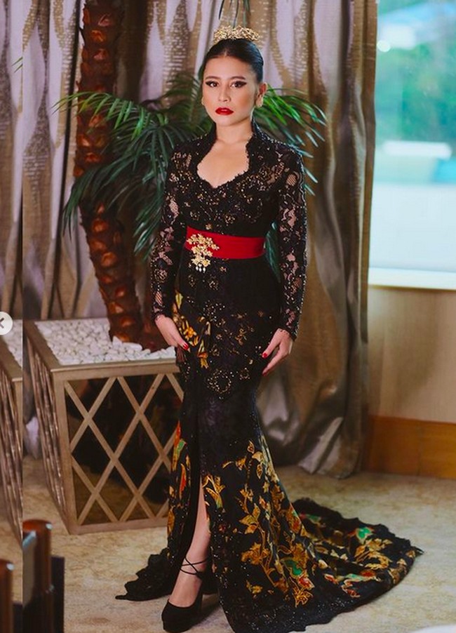 Kebaya Bali karya Intan Avantie menjadi andalan Prilly Latuconsina. Malam itu, ia memenangkan Piala Citra untuk kategori Aktris Favorit Penonton. Foto: Instagram/@prillylatuconsina)