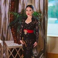 Kebaya Bali karya Intan Avantie menjadi andalan Prilly Latuconsina. Malam itu, ia memenangkan Piala Citra untuk kategori Aktris Favorit Penonton. Foto: Instagram/@prillylatuconsina)